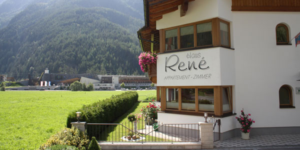 Haus René: Blick zum Aqua Dome (nur 3 Geh-Minuten entfernt)